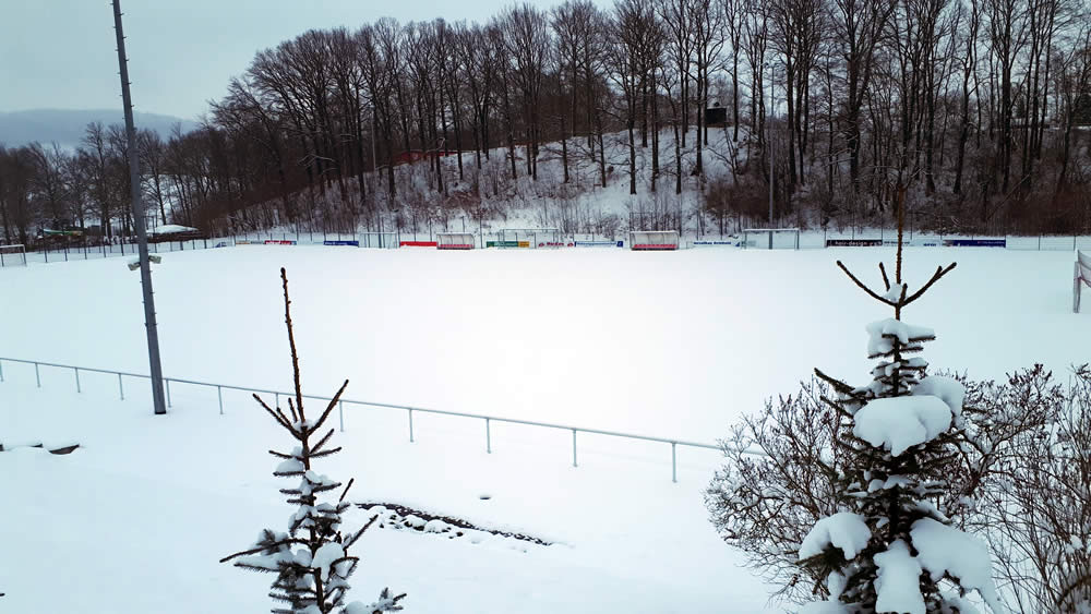 Noch liegt eine schöne Schicht Schnee auf unseren Sportplätzen. - Bild 1