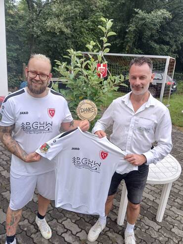 Trikotübergabe an D-Junioren durch neuen Exklusiv-Sponsor und Jahresbegleiter - Bild 1